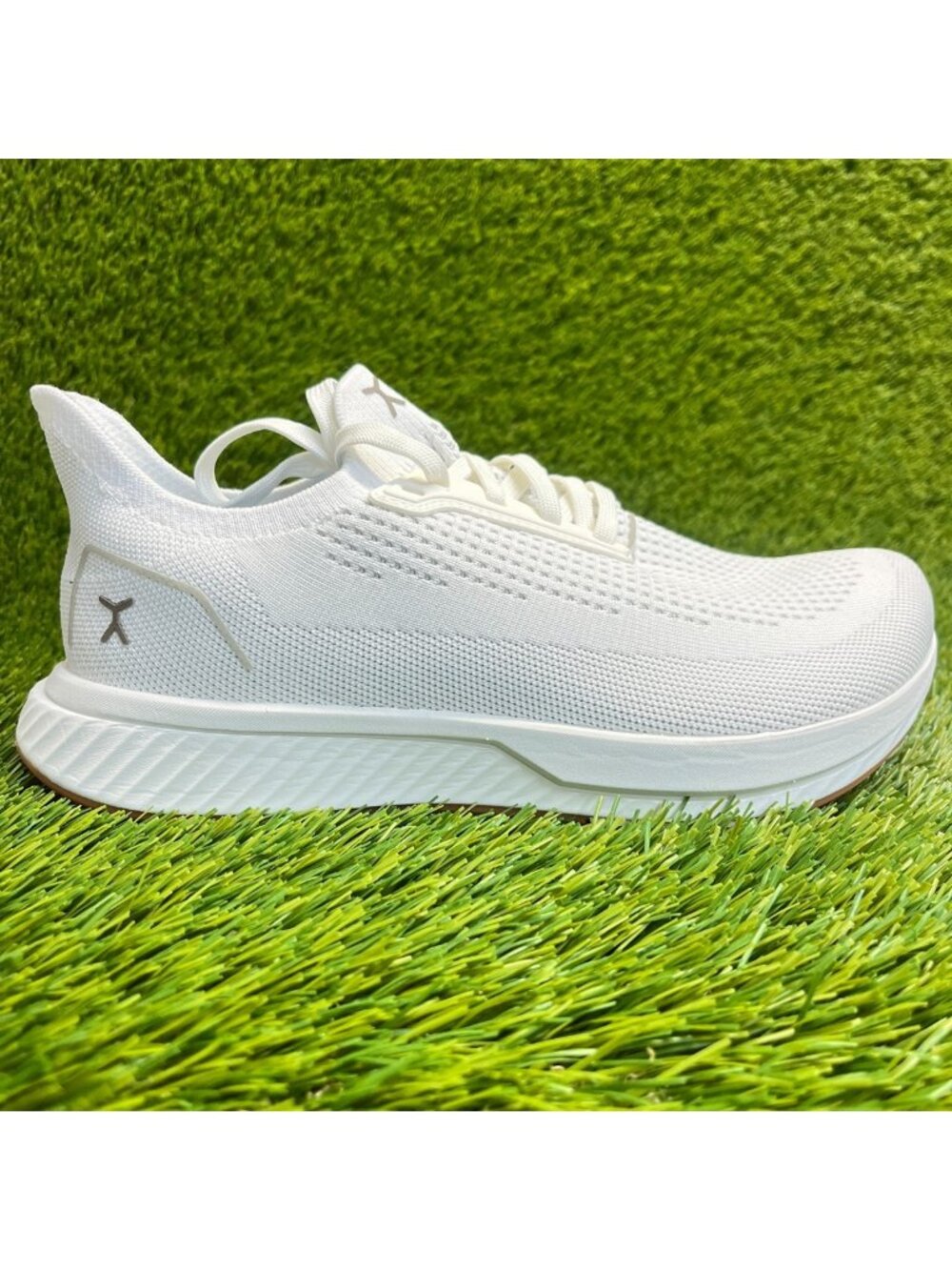 Flux Adapt Runner White Gum Mens Size 8 Womens Size 9.5 Running Athletic Shoes